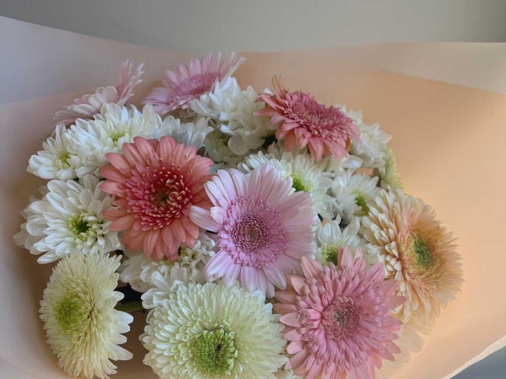 Bouquet of 10 Gerberas and chrysanthemum