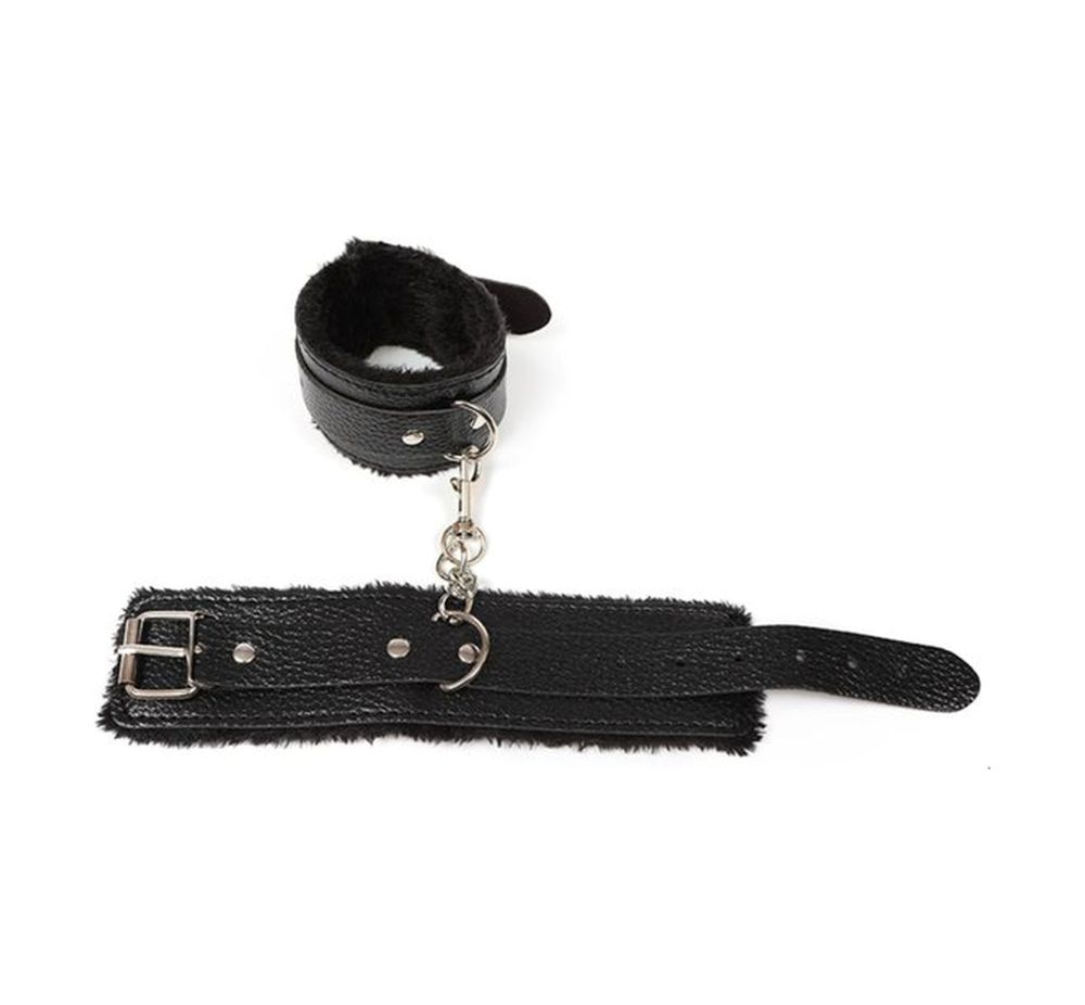 FETISH FEVER – BLACK CUFFS WITH FUR